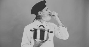 Cuoco con padella - Copertina migliori utensili da chef