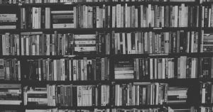 Biblioteca con libri - Copertina articolo riassunti di libri online